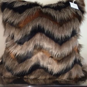 💋NWT William Sonoma Home Chevron Faux Haired Pillow Cover and Insert Pillow